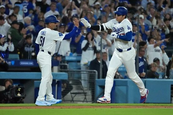 大谷翔平とタッチするディノ・イーベル三塁コーチ(ロイター)