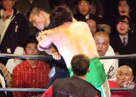 三沢が小川（奥）にエルボー一閃。藤田、村上も驚いた（２００１年３月、両国国技館）