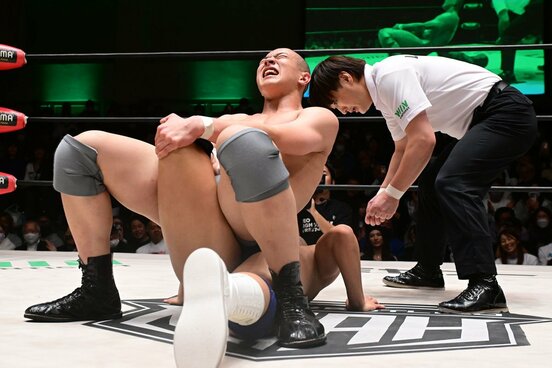 強烈な逆片エビで高橋碧(下)にとどめを刺した鶴屋浩斗