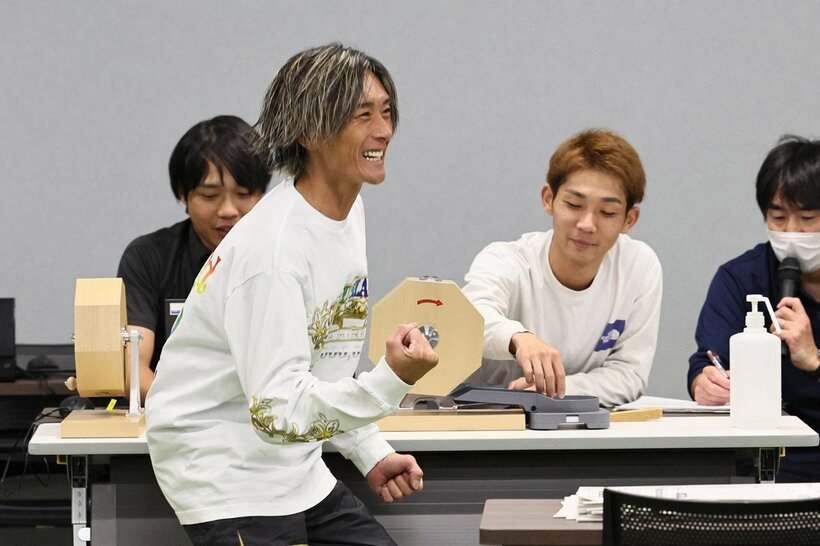 2号艇を引いてガッツポーズの峰竜太
