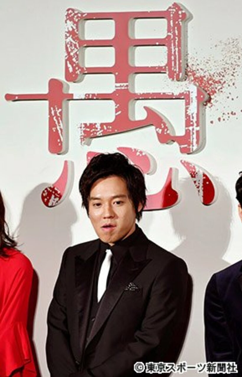 映画「愚行録」の試写会での小出。タイトル通りの行いで大問題を起こした