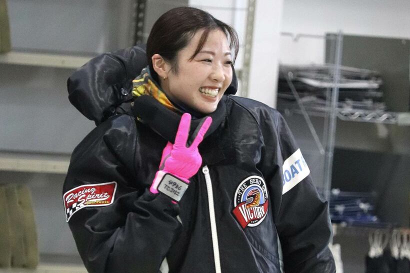 ピースサインする戸敷晃美