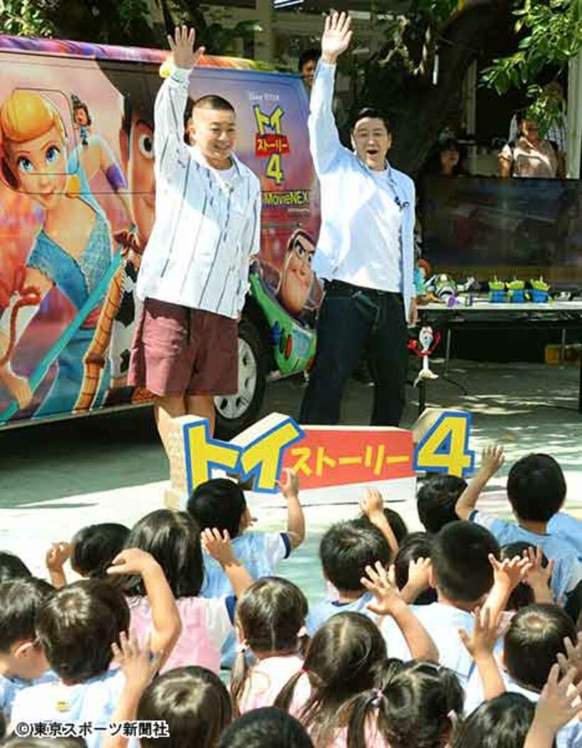  幼稚園でのラッピングカー出発式に出席したチョコプラ
