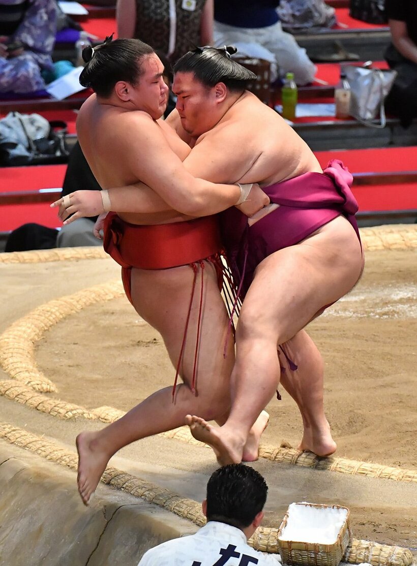  勢いに乗る豊昇龍(左)を寄り切った御嶽海