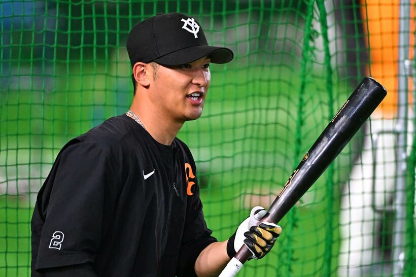 試合前の練習で笑顔を見せる吉川尚輝