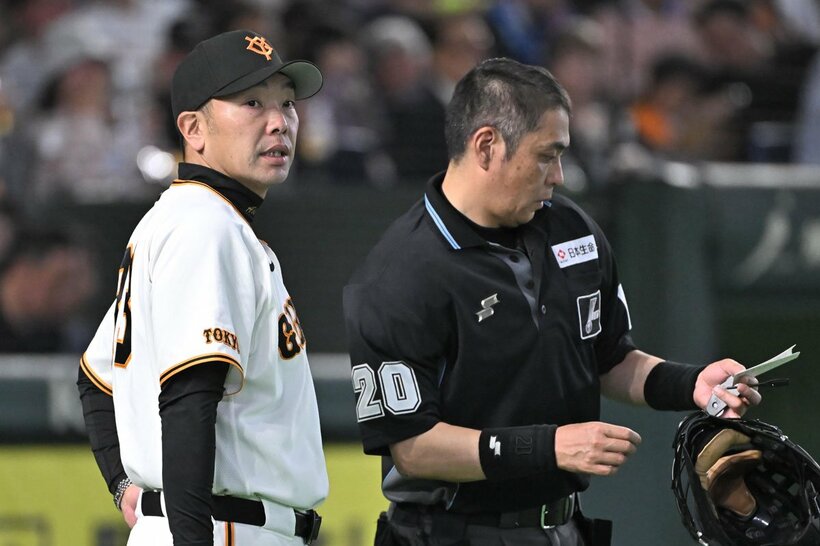 ヤクルト３連戦の初戦をものした巨人・阿部監督(左)