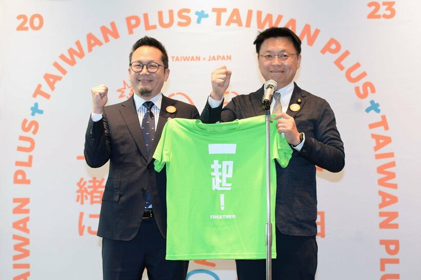 中華文化総会の李厚慶秘書長(左)