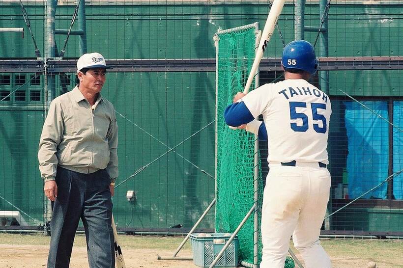 評論家として各球団のキャンプを回っていた王貞治氏（９１年、写真右は中日の大豊）