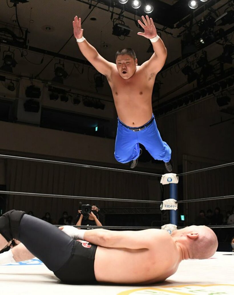  新井(下)にボディプレスするボックＲ清水
