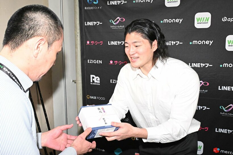 「改心」と書かれた菓子折りを渡すＯＺＡＷＡ