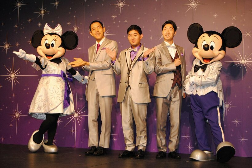 左からミニー、四千頭身・都築拓紀、後藤拓実、石橋遼大、ミッキー