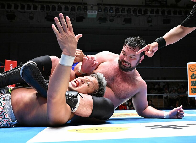 YOSHI-HASHI(下)に三角締めを仕掛けるウルフアロン