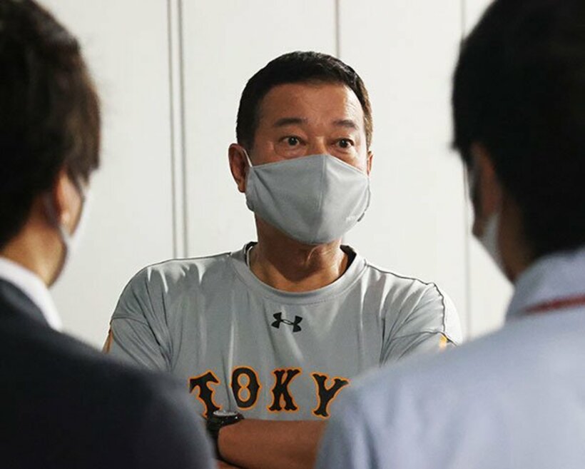  雨天中止となり記者の質問に答える原監督（球団提供）
