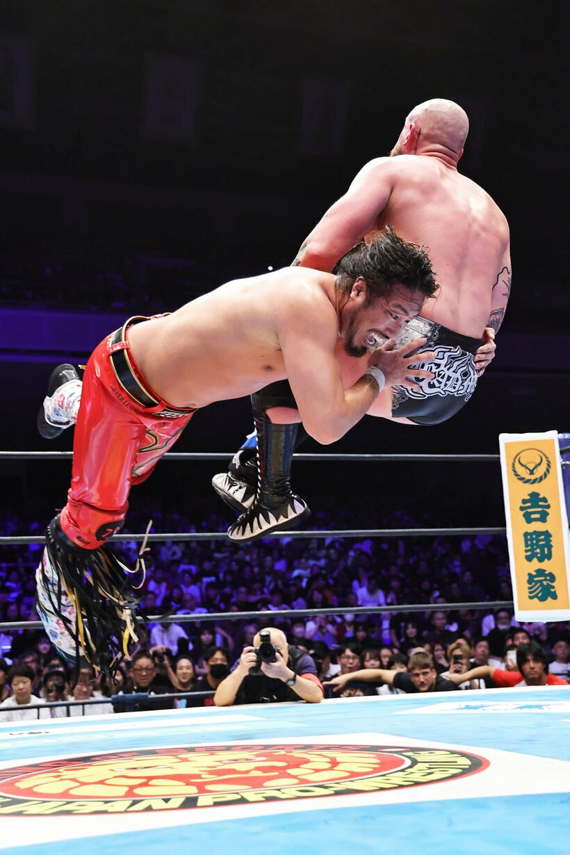 ジーン・ブラスターで王者ゲイブ・キッド(右)を吹き飛ばす辻陽太