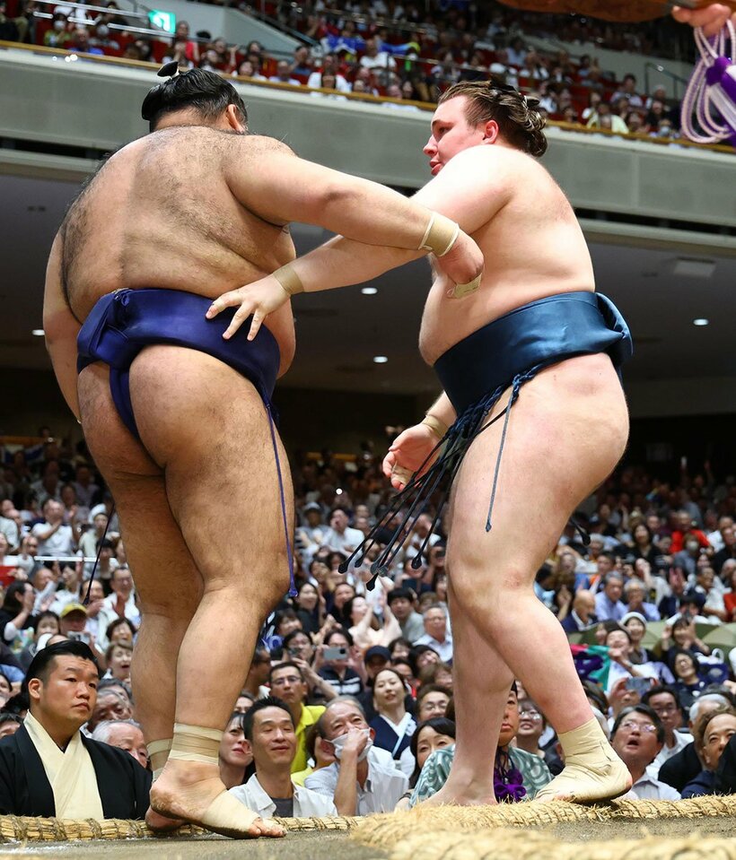 落ち着いて高安(左)を寄り切った安青錦