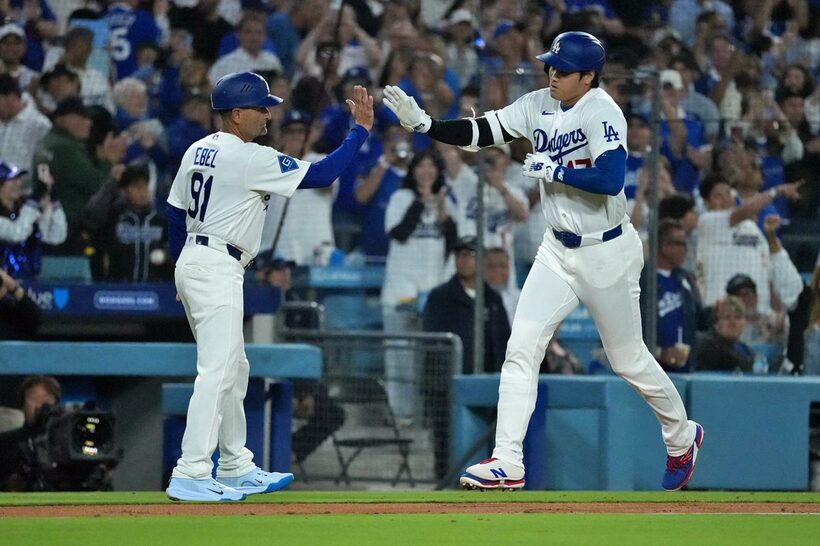 大谷翔平とタッチするディノ・イーベル三塁コーチ（ロイター）