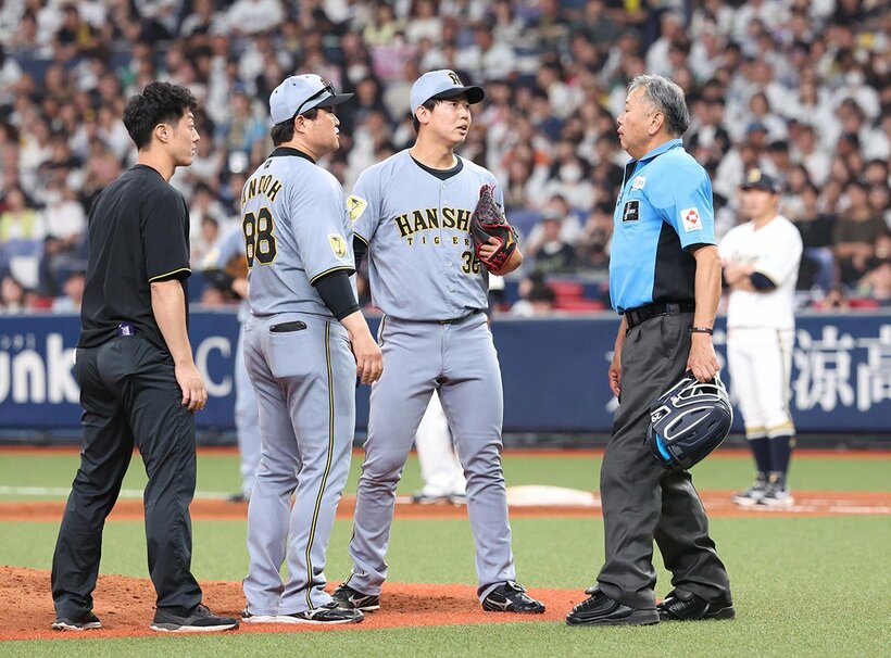 ７回、治療のためベンチに戻る阪神・畠世周(中央)