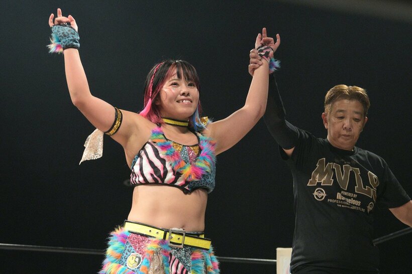 勝ち名乗りを受ける桃野美桜