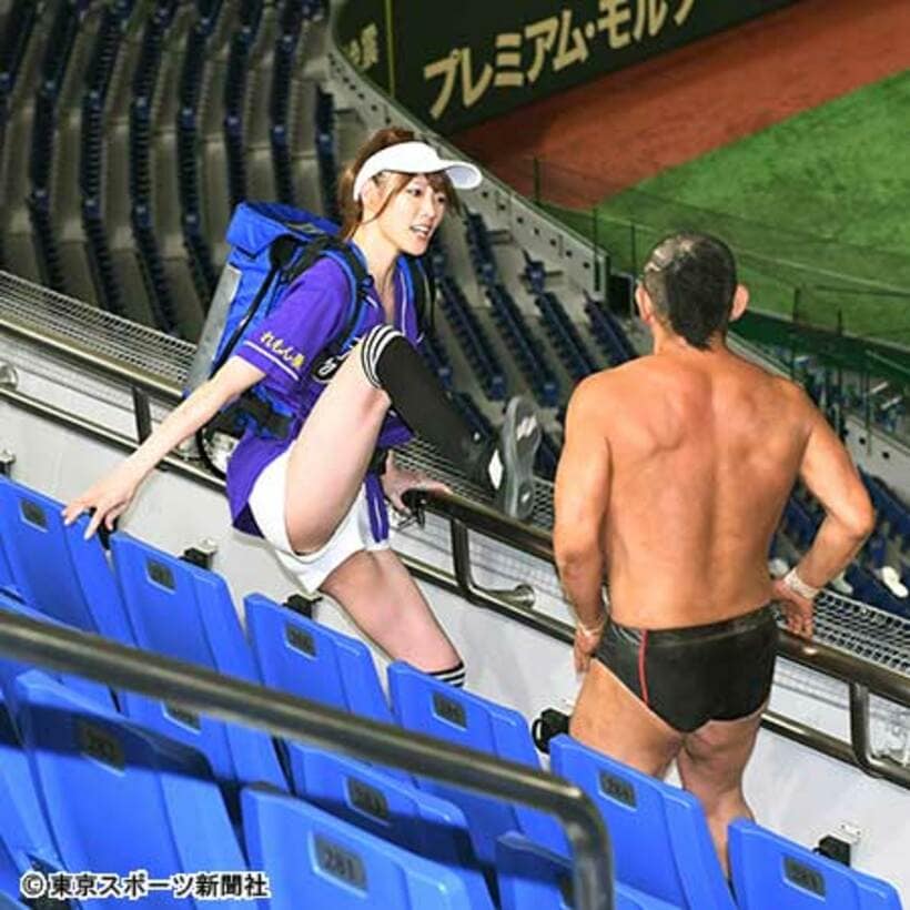客席でビールの売り子に扮した赤井沙希（左）に蹴られる鈴木