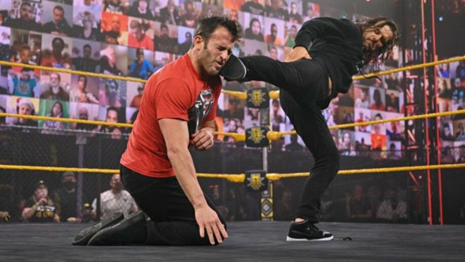  ストロング(左)をスーパーキックで沈めたコール(©2021 WWE, Inc. All Rights Reserved.)