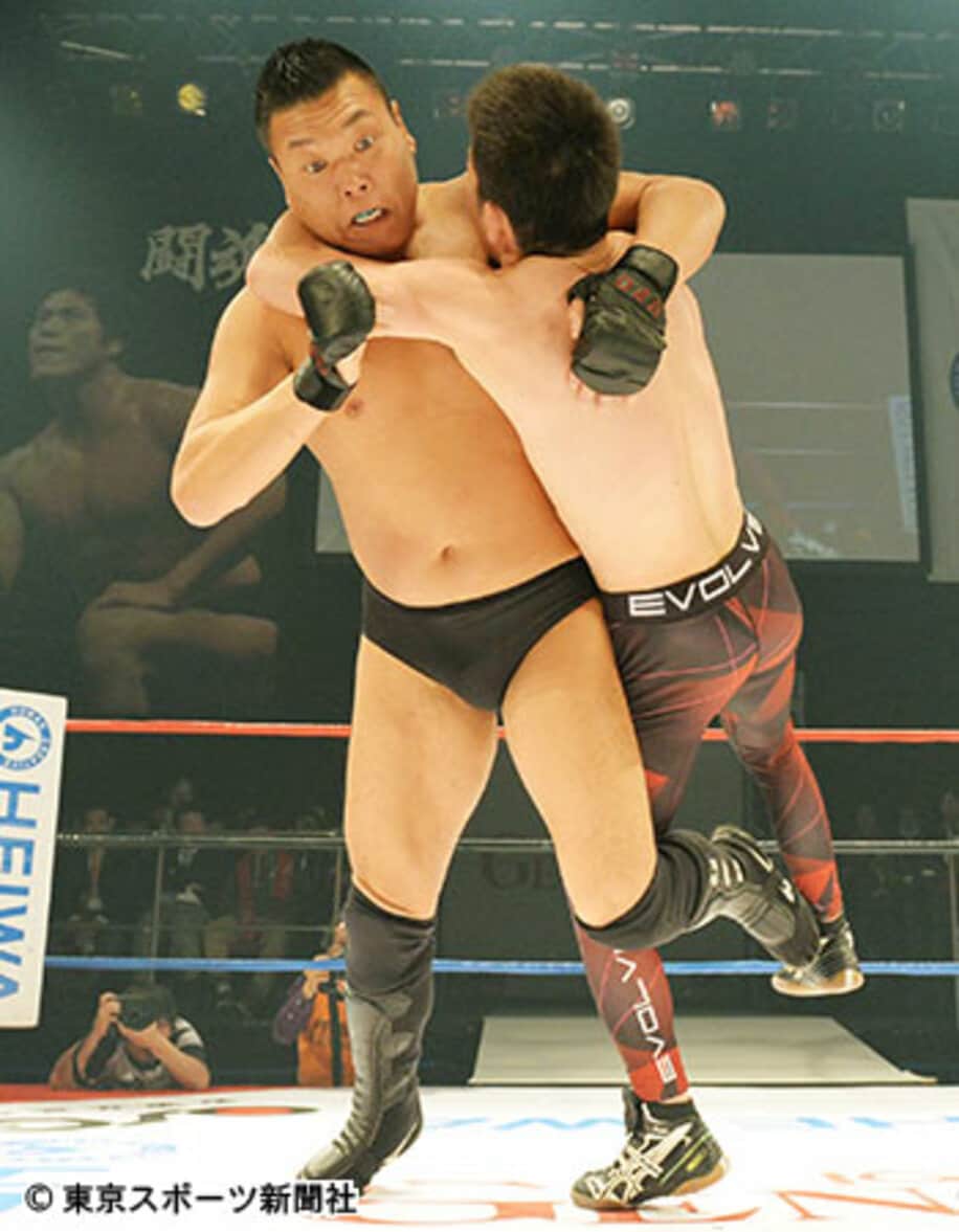  小川（左）の最後の対戦相手となった青木（２０１６年２月）