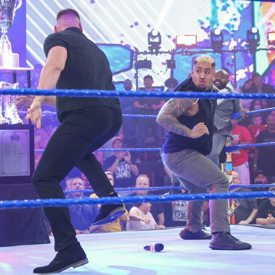  グンター(左)にスーパーキックを見舞うソロ・シコア(©2022 WWE, Inc. All Rights Reserved.)