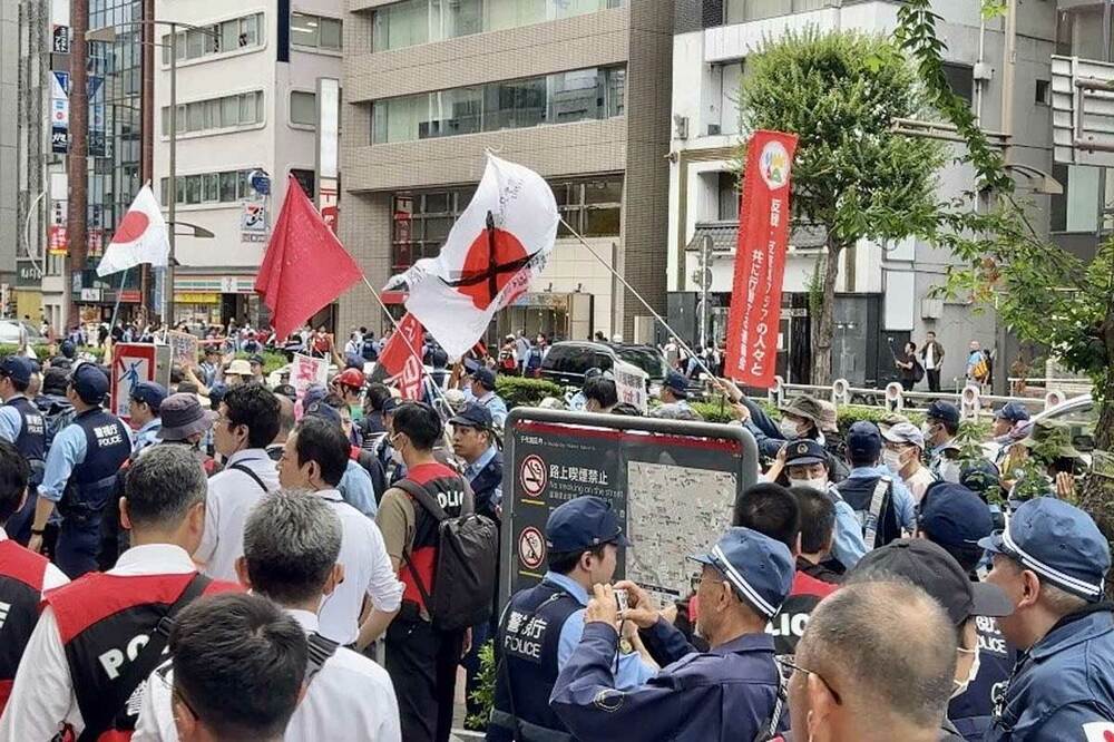 天皇制や靖国神社に反対する「８・１５反『靖国』デモ」で×印の日本国旗が掲げられた（神保町駅周辺＝８月１５日）