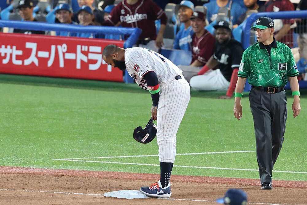 タッチアップしなかったサンタナは度会に頭を下げた