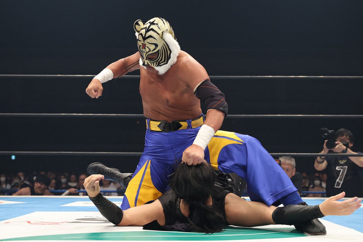 新日本】タイガーマスクが覆面はぎ取られ激高！ DOUKIとのJr.王座戦は