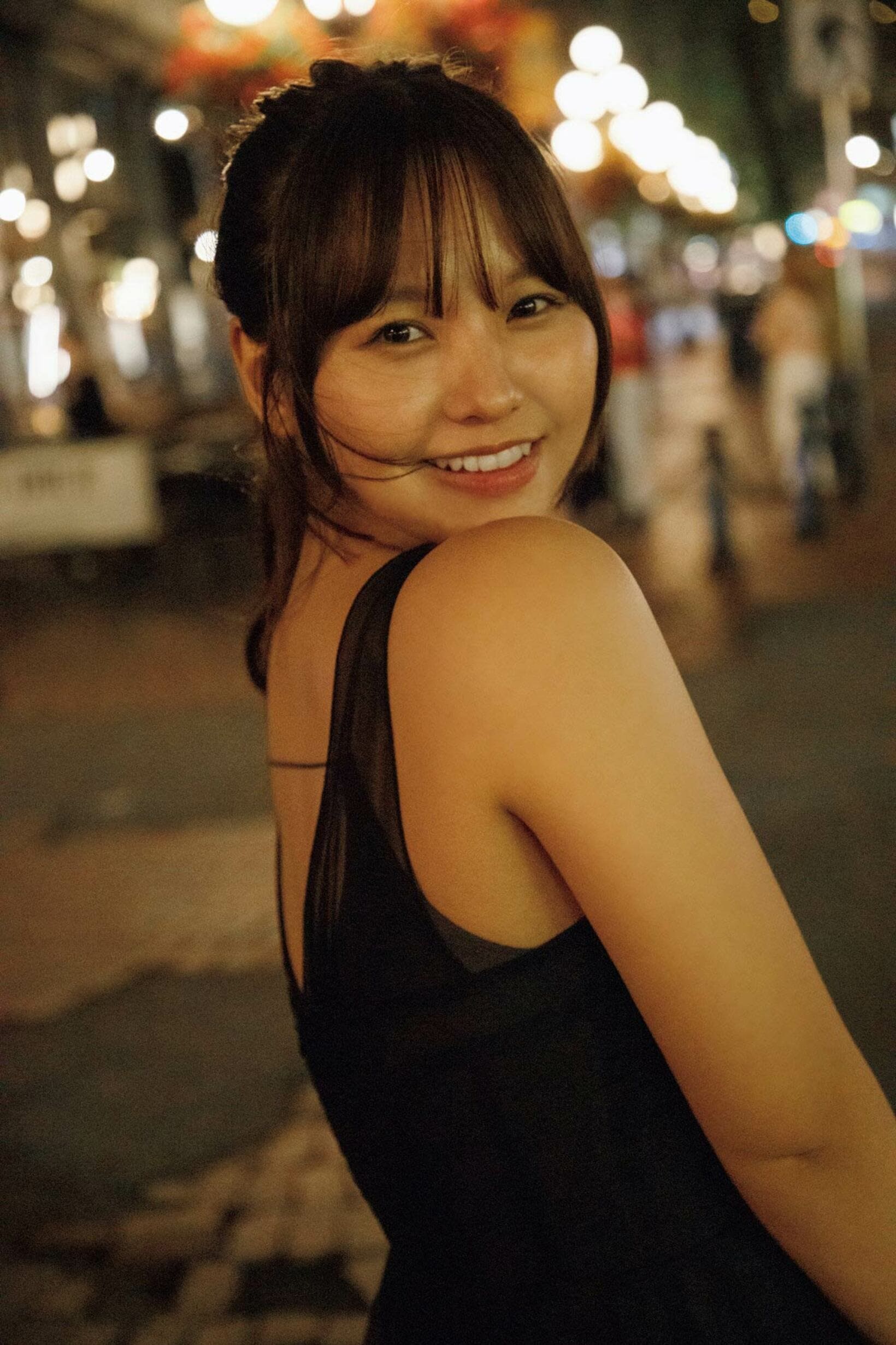 夜の街に繰り出した本郷柚巴（Ⓒ菊地泰久／講談社、３ｒｄ写真集先行カットから）