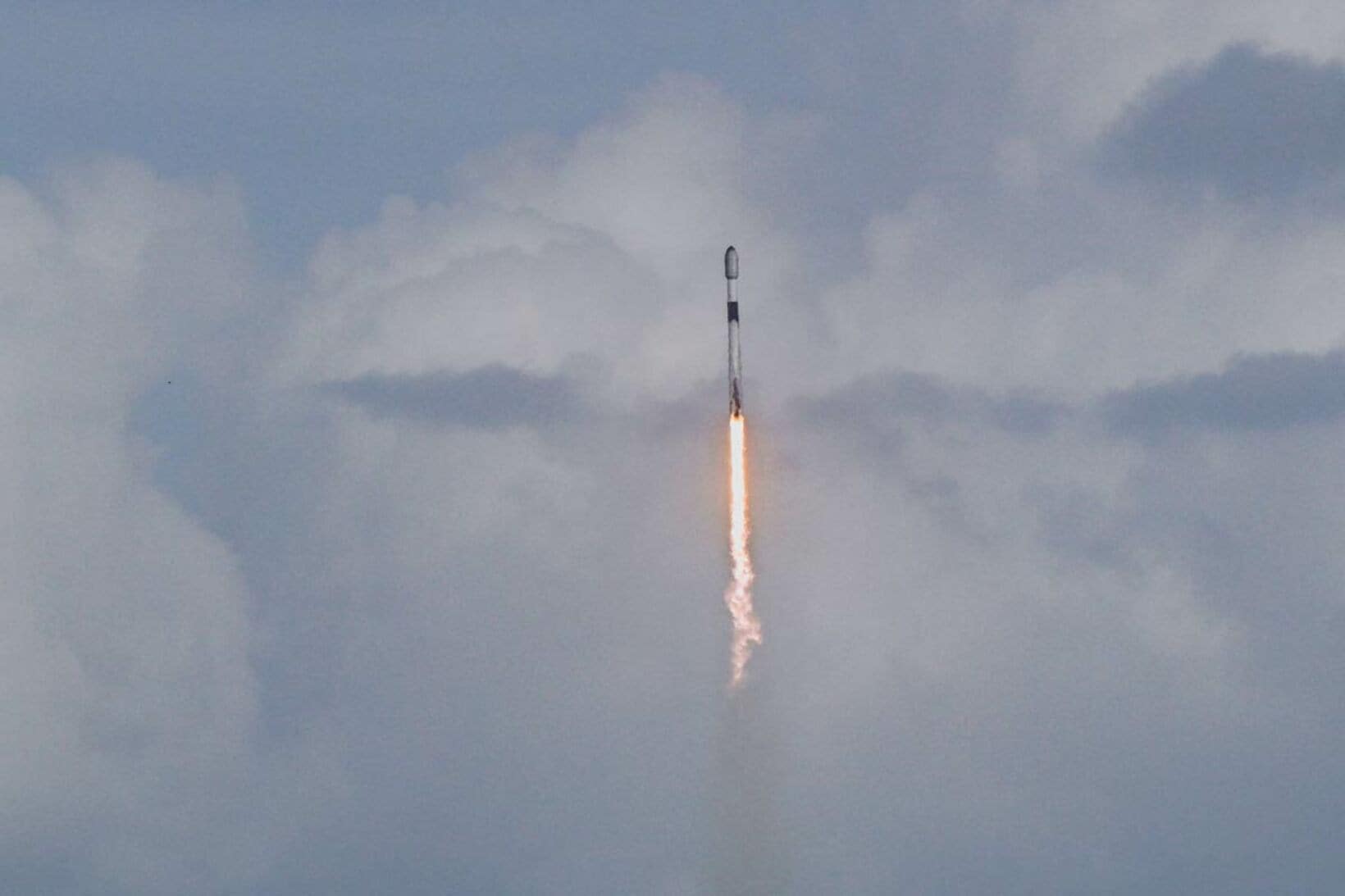 スペースXが打ち上げたファルコン９（ロイター）