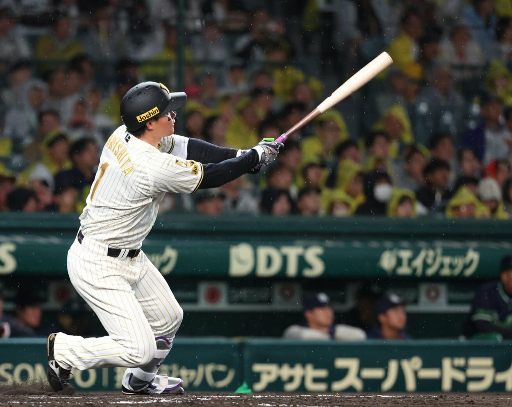 ４回、先制ソロを放った阪神・森下