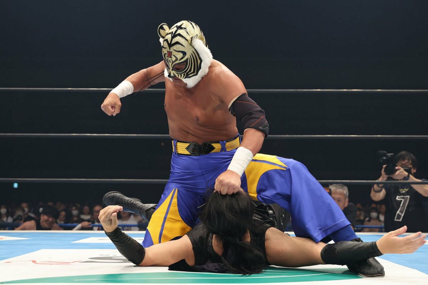 DOUKIに馬乗りでパンチを連発するタイガーマスク