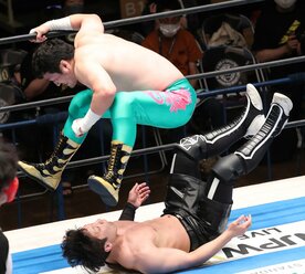  田口(上)の攻撃をなすすべなく受けるYOH