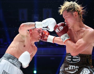８Ｒ、エストラダ(左)をじわじわと追い詰めた那須川天心