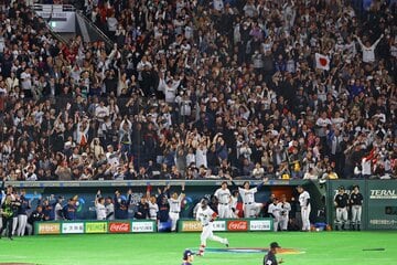 ３回、鈴木誠也の２本目の本塁打に大盛り上がりの日本ベンチとファン