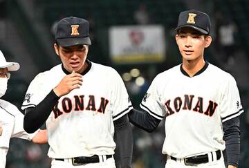  涙が止まらない安座間（左）に声をかける生盛（東スポWeb）