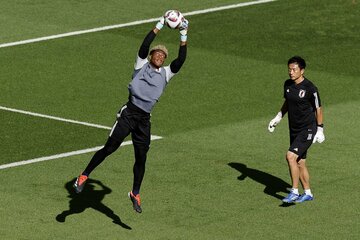 練習するGK鈴木彩艶（ロイター）
