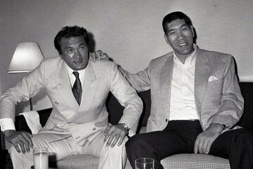 全日本の入団会見を終えた輪島（左）とジャイアント馬場（88年4月）