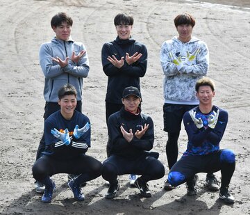  柳田（後列右）らの合同自主トレでもコロナ感染が報告された(東スポWeb)