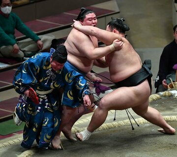  正代（左）が朝乃山と再び相撲を取る日はやってくるか（2021年初場所）