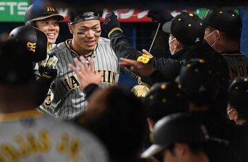  佐藤輝に「虎メダル」を贈呈する阪神・矢野監督（東スポWeb）