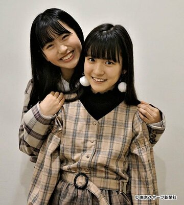  ＳＫＥ１０期生の杉山歩南と林美澪（手前）