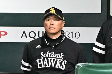 戦況を見守るソフトバンク・小久保監督