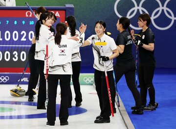試合後、健闘をたたえ合う女子代表フォルティウス(右側)と韓国女子代表（ロイター）