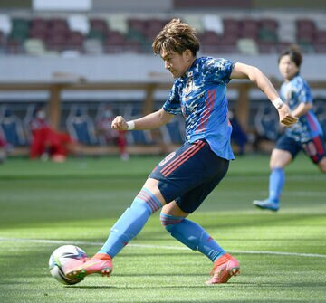  前半４２分にゴールを決める菅澤優衣香