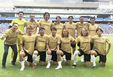 スタジアムの２周年イベントで、代表レジェンドとチームを組んで試合を行った武田修宏氏（前列左から３人目）