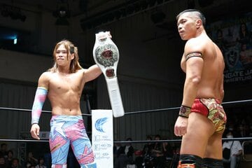 土井成樹(右)にブレイブゲートのベルトを見せつける王者・田中良弥　