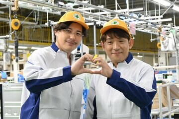 工場を見学した「アルコ＆ピース」の平子祐希(左)と酒井健太