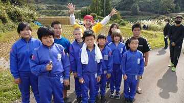 小学生と再会して大喜びの小林幸子